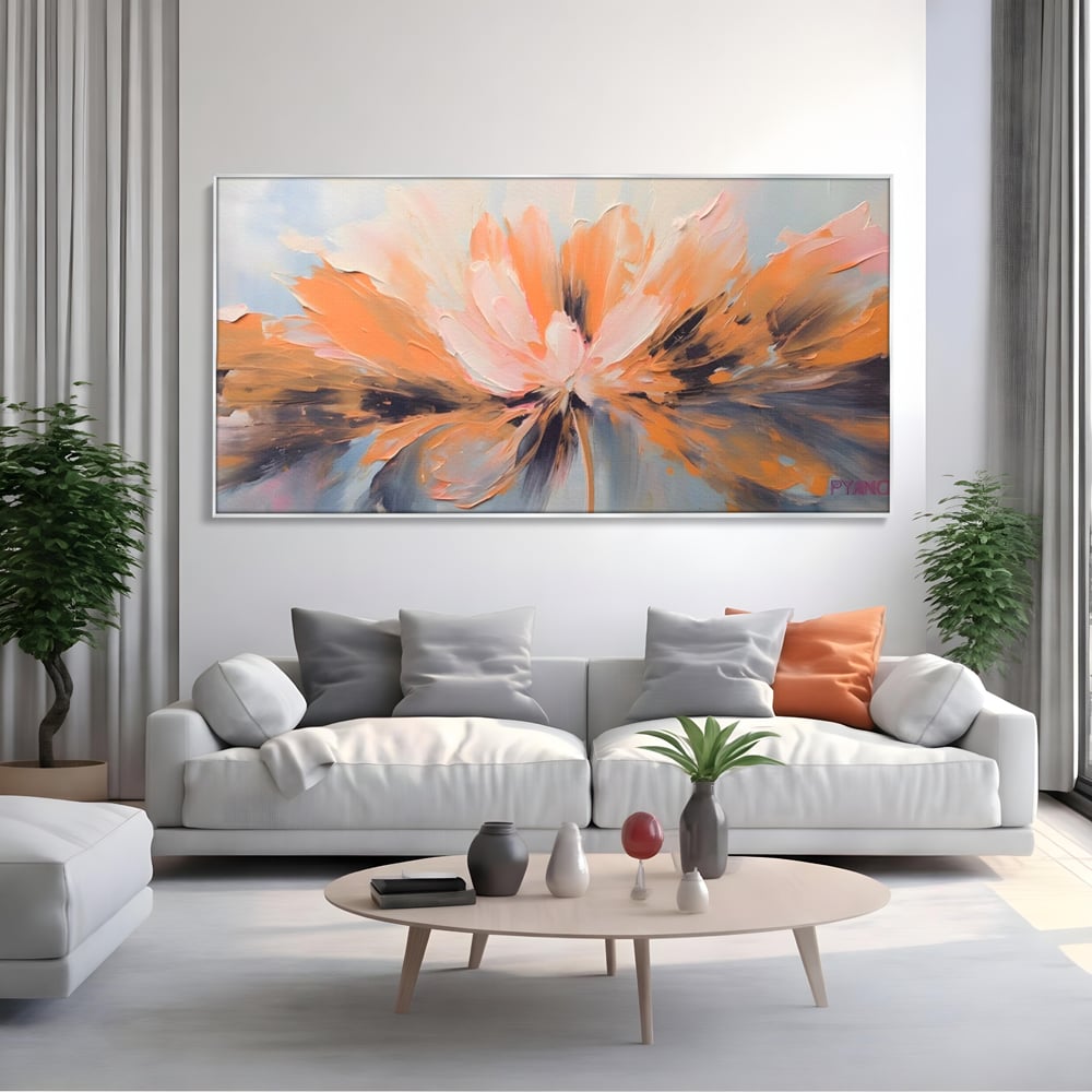 Tablou canvas cu tablou canvas cu floare abstracta, in rama de aluminiu argintiu, pe perete intr-un living